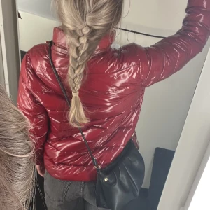 Snygg Dunjacka! - Supersnygg dunjacka från Tommy Hilfiger, i storlek S, sparsamt använd utan några defekter   