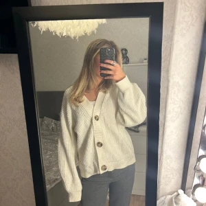 Vit kofta - Säljer nu denna krämvita koftan från HM då den ej kommer till användning, nästan som ny🙌🏼 kan eventuellt gå ner i pris!