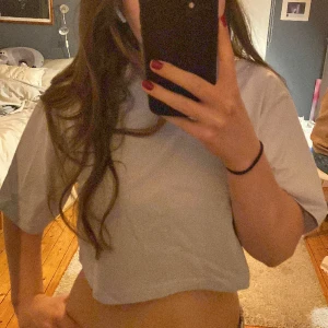 Blå t-shirt - En vanlig simpel blå croppad t-shirt från ginatricot. Använd 1-3 gånger, så väldigt bra skick💗I XXS men passar absoult XS-M