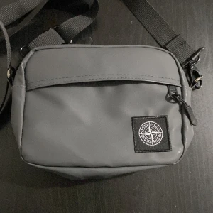 Grå Stone island crossbody väska  - Grå stone island axelväska med bästa kvalitet du kan hitta för priset