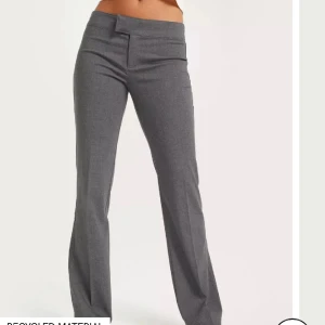 Grå kostymbyxor från nelly - Säljer dessa nästan helt oanvända kostymbyxor från Nelly, som just nu är slutsålda. Nypris 399 kr och säljer de för 299 kr