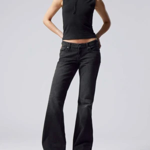 Weekday jeans - Säljer dessa lågmidjade jeansen från weekday då dom knappt kommit till användning. Kvaliteten är som ny. Modellen är Nova🙌🏻💗skriv för fler bilder och detaljer. Frakten tillkommer och priset går att diskutera☺️