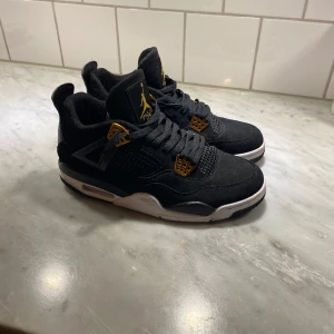 Jordan 4 retro royalty - Tja, säljer mina feta Jordan 4or pågrund av att de inte är min stil längre. Skick 7/10, ingen låda 📦 därav priset. Hör av dig ifall du undrar något💯🥂