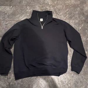 Zara halv zip  - Riktigt skön speciellt nu i vinter men även mot våren. Den är från zara och sitter bra fråga om mer bilder 