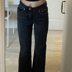 Svarta/ mörkgråa jeans från Lindex. Passar någon som är under 160cm  Skriv om ni har några funderingar