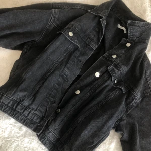 Svart jeansjacka - Svart jeansjacka i fint skick, oversize i storleken, utan skador eller slitage💞
