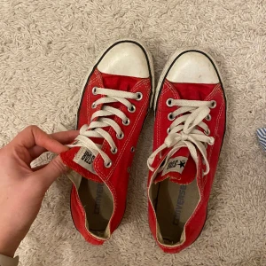 Röda converse - Lite slitna under annars bra skick! Så snygga nu till sommaren ❤️