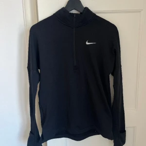 Träningströja Nike - Svart träningströja från Nike, perfekt att ha ovanpå T-shirts till promenad eller gym! Plus i kanten med hål för tummen