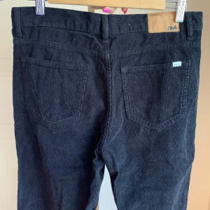 Byxor i manchester från Cords & Co - Svarta manchesterbyxor med raka ben från The Cords & Co. Använda sparsamt och i fint skick. Storlek W31 L34