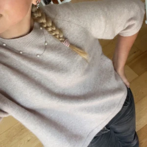 Stickad tshirt - Skit snygg stickad tshirt med längre ärmar , använd fåtal gånger och väldigt bra skick !! 