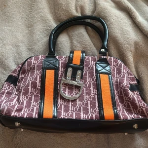 Dior handväska  - Denna väska är vintage och begagnad. Tror att den är fake men det är i väldigt bra material och har tagit hands om. Rymmer mycket saker i väskan och den är med dragkedja också som är lite sönder. 