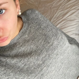 Stickad tröja! - Fin stickad tröja från hm, jätte fint skick använd Max 3 gånger så näsan som ny. Den är i M men passar xs-M beroende på hur man vill att den ska sitta. Säljes pga rensar ut garderoben❤️❤️