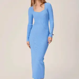 Roma midi dress i blå från Adoore  Skick: Helt oanvänd med lapp kvar! Inga anmärkningar   Material: 70% viscose 30% polyester