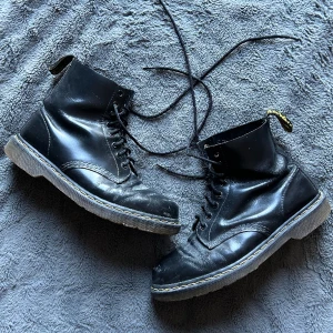 Dr. Martens - kängor - Ett par rikstunga Dr. Martens! Skick 7/10, har använts en del. Kartong medföljs ej. Bara fråga om du vill ha fler bilder :)