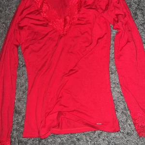 urringad röd tröja med spets! - liknar intimissimi tröjorna, jätte skönt material, lite lite stor för mig, men helt i nyskick! ❤️