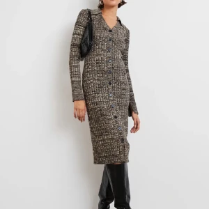 Stickad klänning  - Stickad klänning från Ginatricot. Nypris: 599kr. Köparen står för frakten.