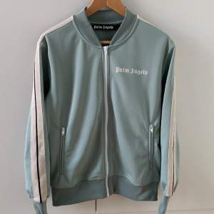 Riktigt fet Palm angels track top i baby blue. 9/10 skick, flawless begagnat skick. Knappt använd. Självklart äkta! Vid frågor eller för fler bilder kontakta mig så löser jag självklart! Storlek medium och den är true-to-size.