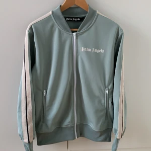 Palm Angels baby blue tracktop - Riktigt fet Palm angels track top i baby blue. 9/10 skick, flawless begagnat skick. Knappt använd. Självklart äkta! Vid frågor eller för fler bilder kontakta mig så löser jag självklart! Storlek medium och den är true-to-size.