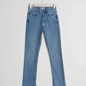 Jeans med slits från Ginatricot. Nypris: 500kr  Köparen står för frakten. 