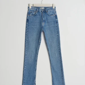 Jeans med slits  - Jeans med slits från Ginatricot. Nypris: 500kr  Köparen står för frakten. 