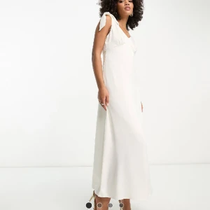 Vit klänning - Säljer denna så fina klänning som passar perfekt till studenten. Aldrig använd och prislapp kvar. Säljer då den inte är min stil❤️❤️ köpt för 630kr