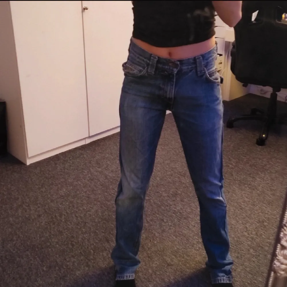 Säljer dessa fina jeans jag inte använder längre💕 köpta på secondhand och passar mig med 34. Jeans & Byxor.