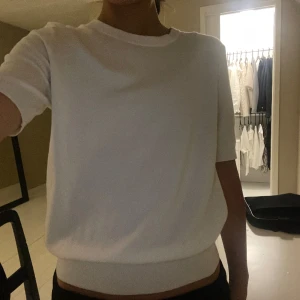 Fin stickad tröja  - Såå fin tröja från zara, finare t-shirt🌟 Är mer som xs, s 