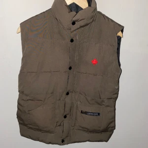 Canada Goose Väst - fet Canada Goose väst i storlek M, typ helt ny, passar perfekt. 