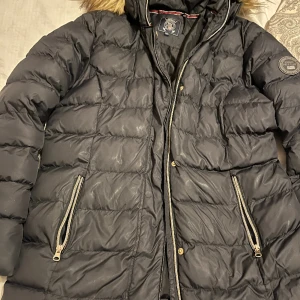 Vinson polo club - Jag säljer en vinson polo club jacka för biligt. Ordinarie pris är 1400:- jag säljer den för billigare har haft jackan i 4 månader inget är slitet bara att hänga saken har gått av men inget mer än så :)