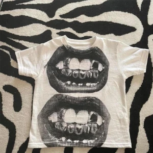 My grillz baby tee - Säljer denna asballa baby tee i röd (andra bilden)!! Passar mig som har xs/s, helt oanvänd. ❤️‍🔥❤️‍🔥💖👼🏼 passar till allt. priset är diskuterbart, lånade bilder.