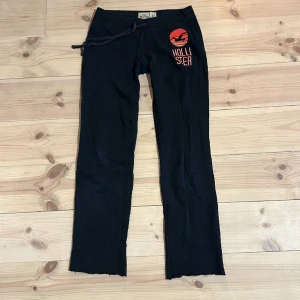 Flared hollister mjukisbyxor  - Vintage, snygga, tajta, Lågmidjade  hollister mjukisbyxor i mycket bra skick! Sitter super bra på och är väldigt bekväma! Midjemått: 34cm rakt över. Innerbenslängd: 68cm!