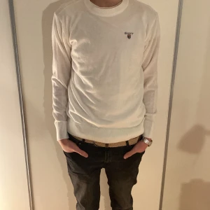 Gant sweatshirt vit - Jag säljer den här vita Gant sweatshirten för 180 men du kan föreslå priset. Den är bra skick. Size S.