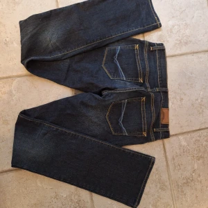 Lowwaist bootcut jeans - Bra skick, jag har knapt andvent dem men de är köpta secondhand. Skriv för fler bilder eller vid frågor. Kan mötas upp om köparen finns nära.
