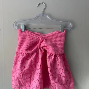 Gullig sommar topp i storlek Xs. Har används kring en gång. Köparen står för frakten💕 - Rosa topp