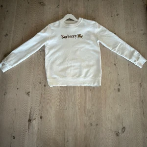 Burberry tröja - Använd fåtal gånger, om du har frågor tveka inte att höra av dig.själkvart äkta
