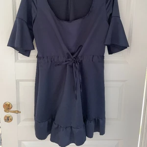 Sidenklänning - Den är lite ojämn i halsen därav lågt pris! Fixar man det är den jättefin och funkar som den är också💗