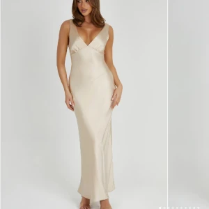 Balklänning - Superfin balklänning från Meshki köpt förra året som endast är använd en gång på balen. Beigefärgad i strl XS men lång på längden. Nypris ca 1700kr men säljer för 1100kr. Skriv för fler bilder. 