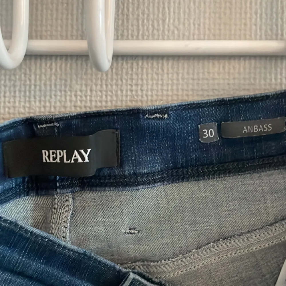 Säljer mina replay anbass jeans som inte kommer till användning, skick 8,5/10 knappt använda. Retail på 1799 kr. Storlek 30. . Jeans & Byxor.