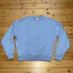 Tröja från Zara - En helt oanvänd ljusblå crewneck från Zara. Storlek S men funkar bra till M