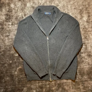 Ralph lauren fullzip - Säljer min ultra feta Ralph lauren fullzip storlek medium. Den är skitbra skick. Den är grå och är perfekt för vinter för den e av tjockt material. Om ni har frågor så är det bara att skriva. Kommer inte hitta i detta pris o skick