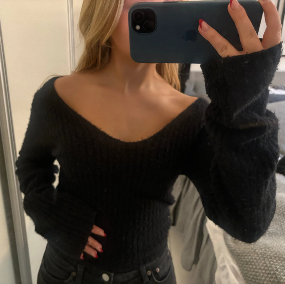 Superfin svart stickad tröja