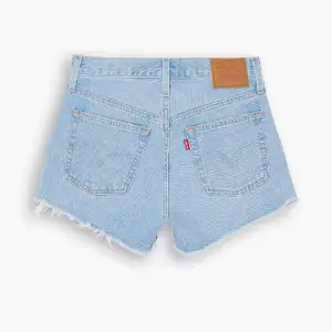 Säljer nu mina älskade Levis shorts💖Dom är i fint skick och passar perfekt på en som bär storlek S eller 36 i jeans!! Köpta för 600kr och säljer för 300kr🤍