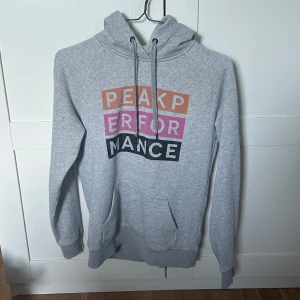 Peak performance hoodie  - Säljer min peak hoodie, använd och de syns lite på trycket. Skickas mot att köpare står för frakten. 