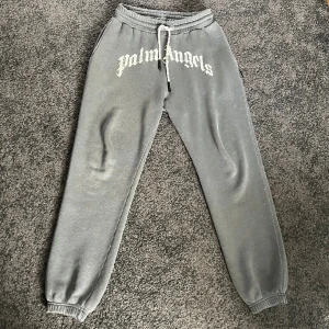 Palm Angels mjukis - Köpta i Milano. Nypris 4000kr  Sjukt sköna de galet!  