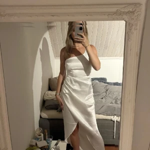 Balklänning  - Säljer denna fest/balklänning aldrig använd lapp kvar! 300 kr från Whitefox 💕 
