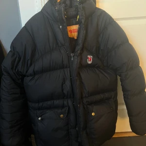 FJÄLLRÄVEN EXPEDITION  - fel fri fjällräven jacka i storlek xs. Säljes pågrund att att den inte har den passform jag är ute efter. Den är svart och på ett ställe runt kragen finns det lite smink fläckar (men inget som syns tydligt). 2500kr men vid snabb affär 2000kr