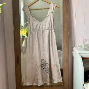 Supersöt klänning i sidenmatreal. Kom gärna med frågor och prisförslag 💕