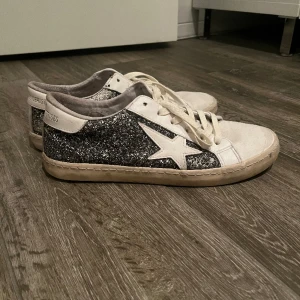 Sneakers  - Coola sneakers från Le temps des cerises😊 väldigt sparsamt använda. 