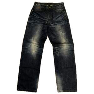 Fett snygga baggy jeans från märket Sean John. I mycket bra skick, en aning slitage nere vid hälen. Midja: 40 cm. Yttersömm: 113 cm. Benöppning: 23 cm. Vänligen ställ frågor. Pris kan diskuteras.