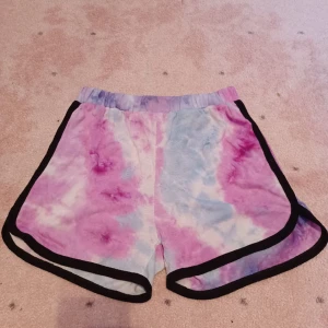 Coola lila blå vita shorts  - Säljer dessa supercoola blå lila och vita shortsen med lite batikmönster i storlek 150 men kan nog passa xxs eller lien xs också. Köpt på Shein och sparsamt använda så skicket är bra! Köparen står för frakten och jag ansvarar ej för postens slarv (: